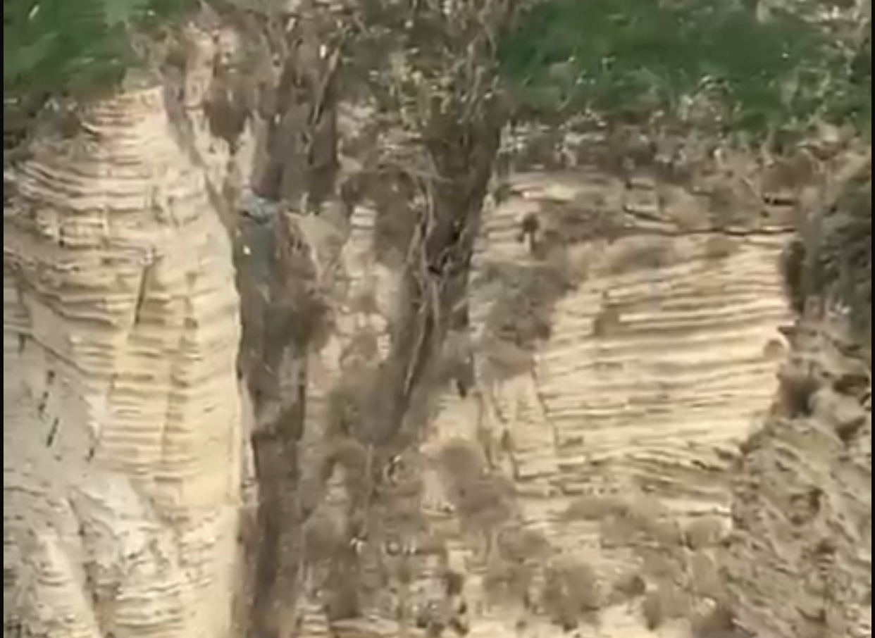 محاولة انتحار مواطن مقابل صخرة الروشة في بيروت.