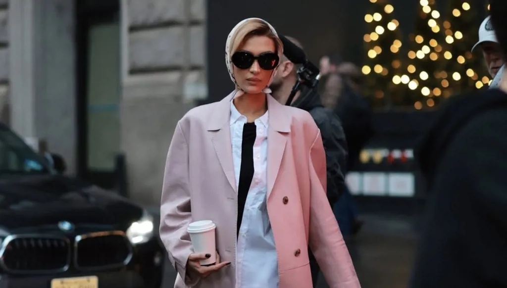 بيلا حديد تعيد رسم ستريت ستايل نيويورك بين الفينتاج والترند