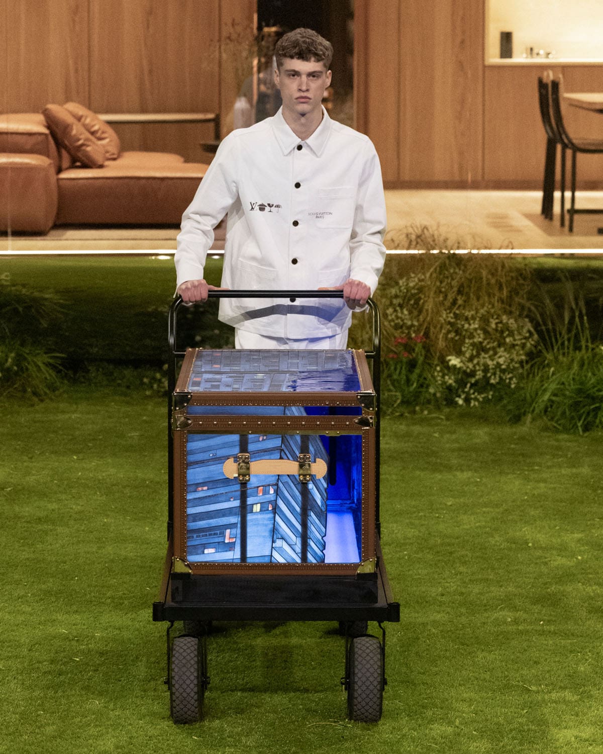 من عرض لويس فويتون في باريس (إنستغرام)