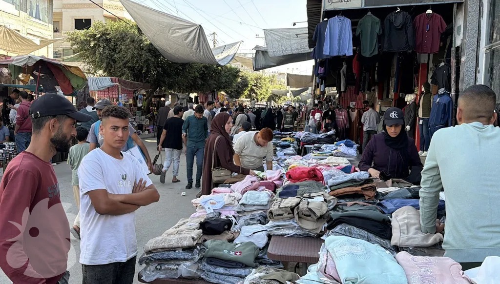 فلسطينيون يتسوّقون في أحد أسواق قطاع غزة. (النهار)