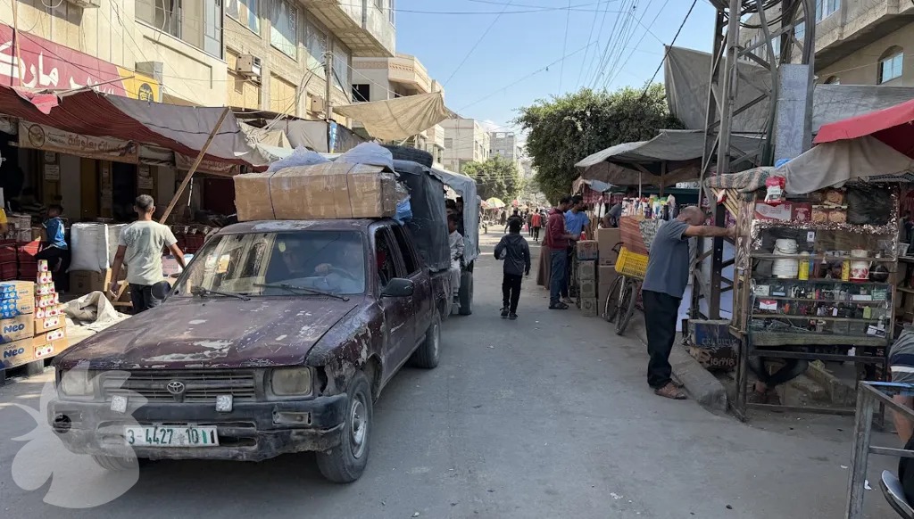 سيارة محمّلة بالبضائع تمرّ بين المحال والبسطات في أحد أسواق قطاع غزة. (النهار)