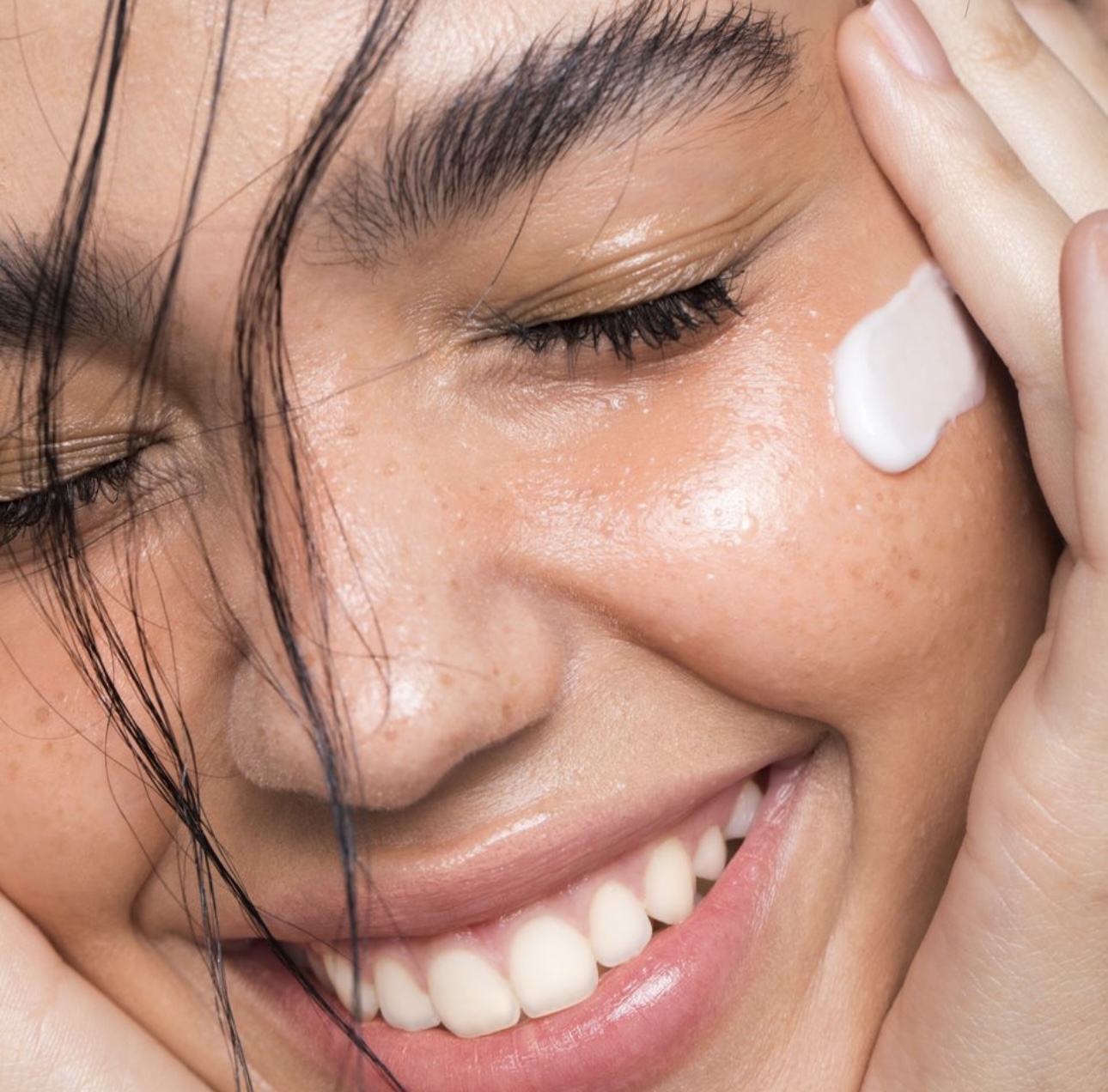 ترطيب البشرة ضروري للحفاظ على مرونة الجلد وتوازنه (غوغل)