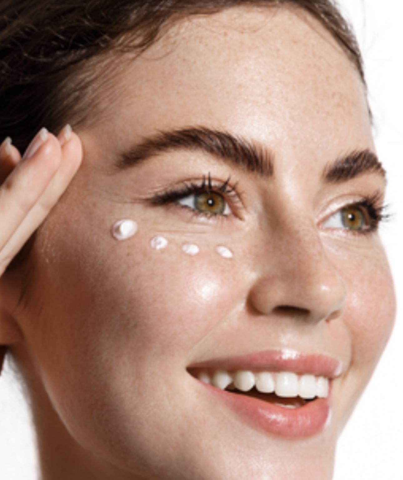 استخدمي كريماً مخصّصاً لمحيط العينين صباحاً ومساءً (غوغل).