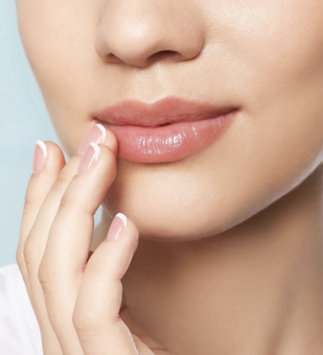 استخدمي بلسم شفاه مغذّياً عدّة مرّات يومياً (غوغل)