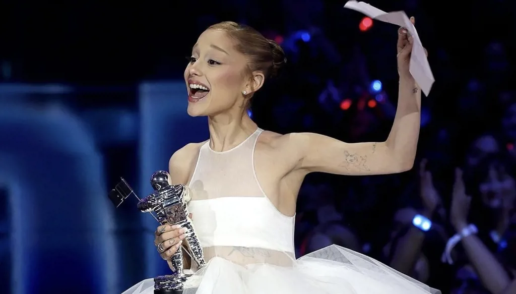أريانا غراندي تتألق في حفل جوائز VMA 2025 بإطلالات أيقونية (صور وفيديو)