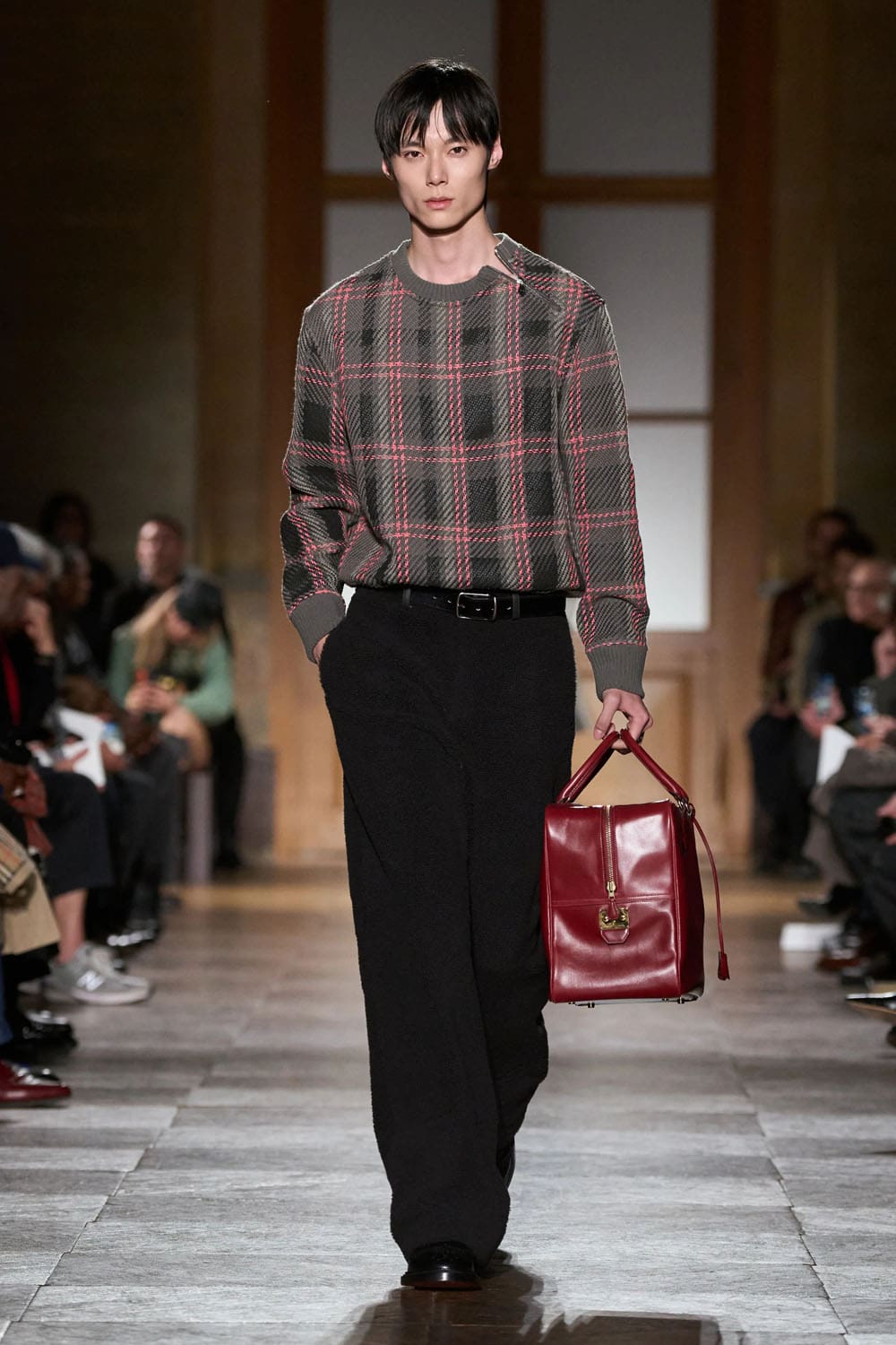 من عرض هيرمس للألبسة الرجاليّة لخريف وشتاء 2027 (إنستغرام)