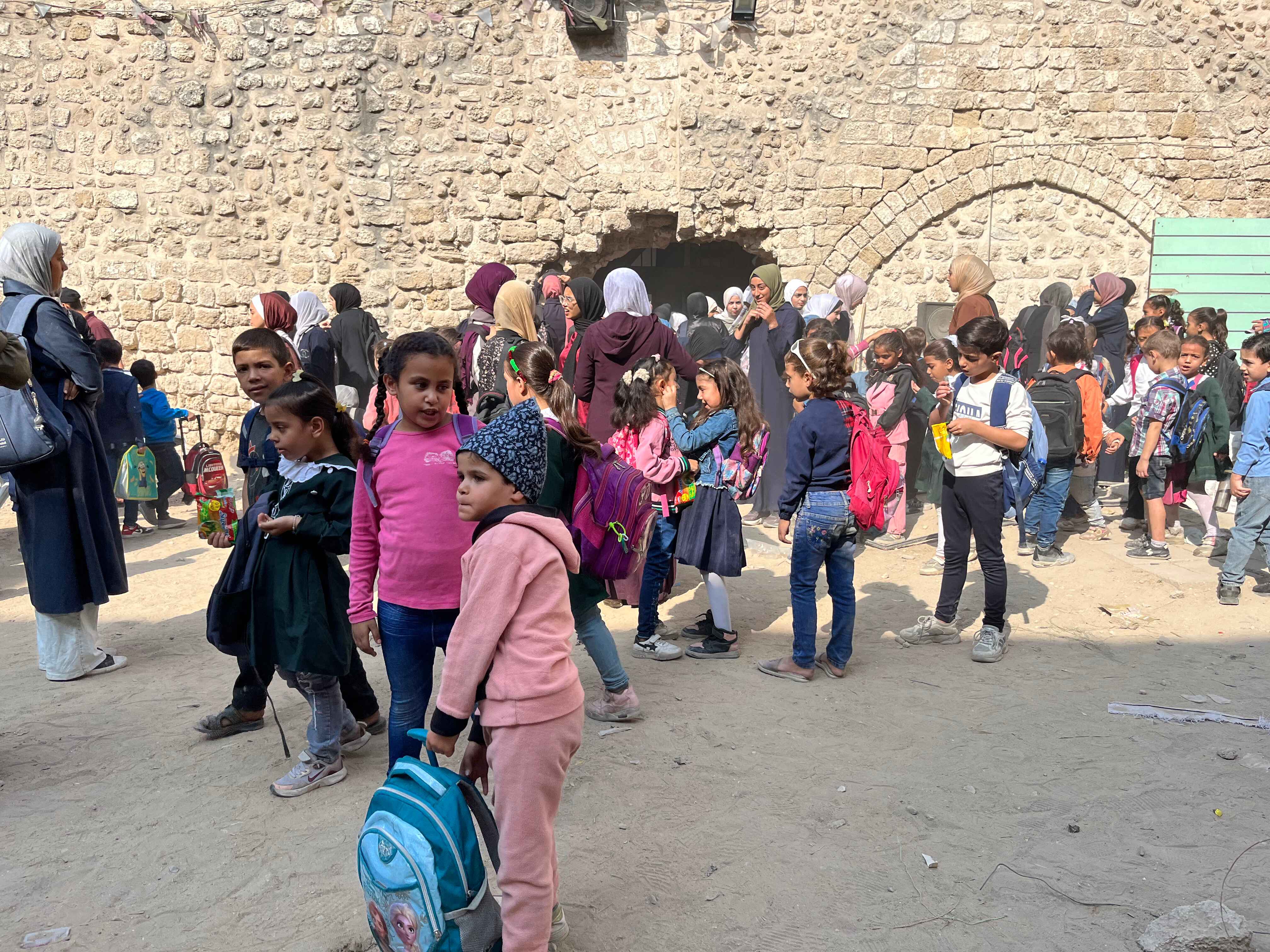 طلاب في الباحة الخارجية للمدرسة الكمالية في غزة. (النهار)