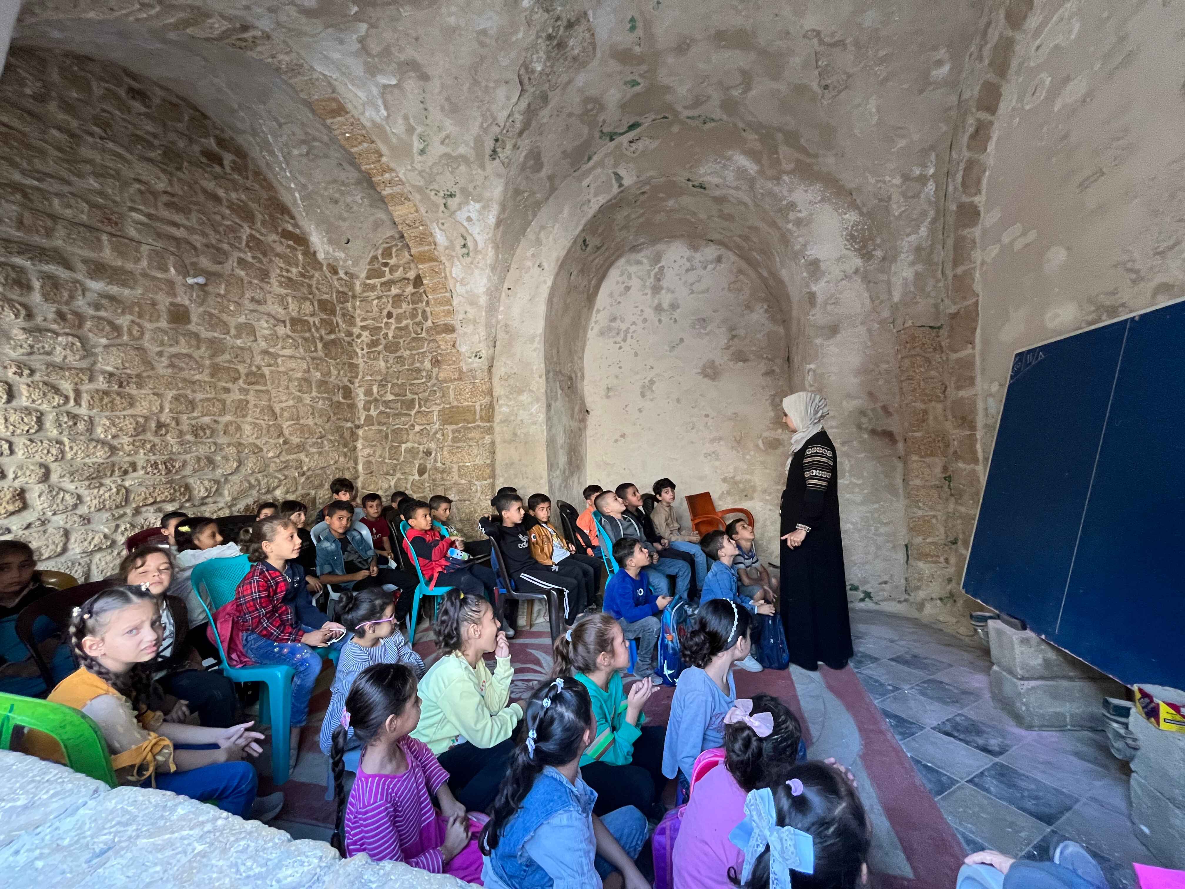 طلاب خلال حصة تعليمية في المدرسة الكمالية في غزة. (النهار)