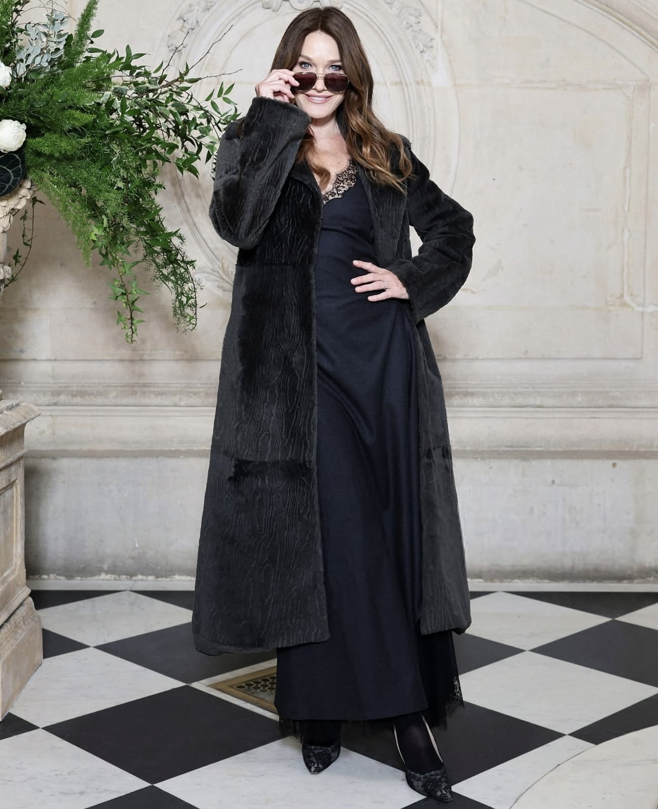 كارلا بروني في عرض ديور للخياطة الراقية في باريس (إنستغرام)