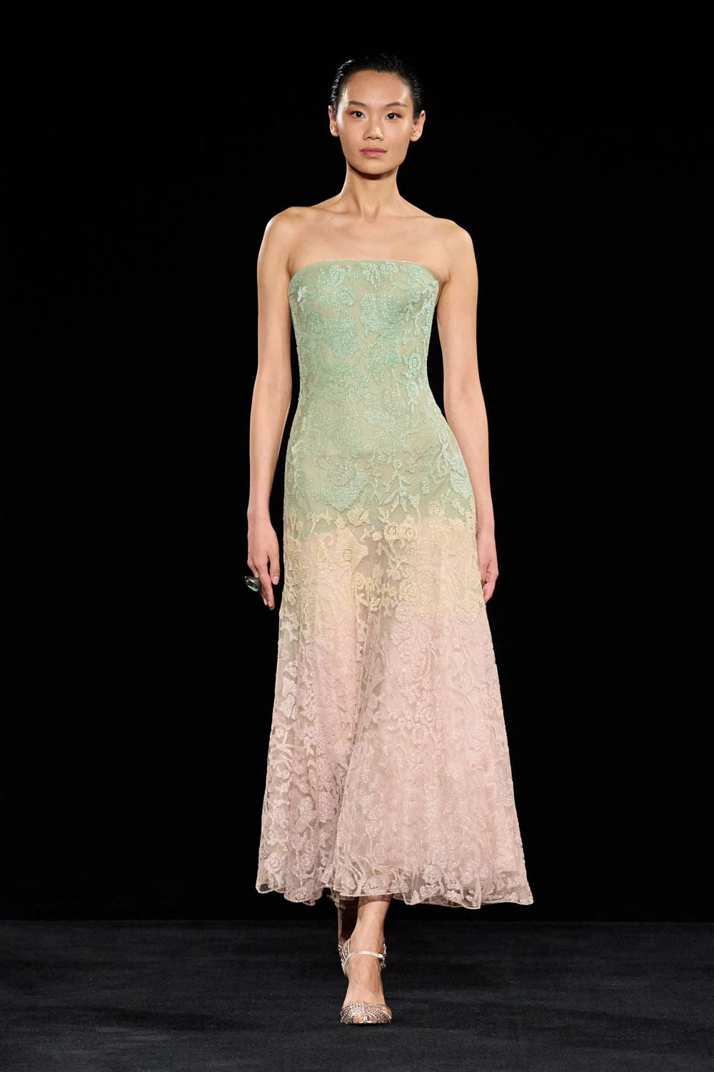 من عرض أزياء أرماني بريفييه في أسبوع الخياطة الراقية بباريس (إنستغرام)