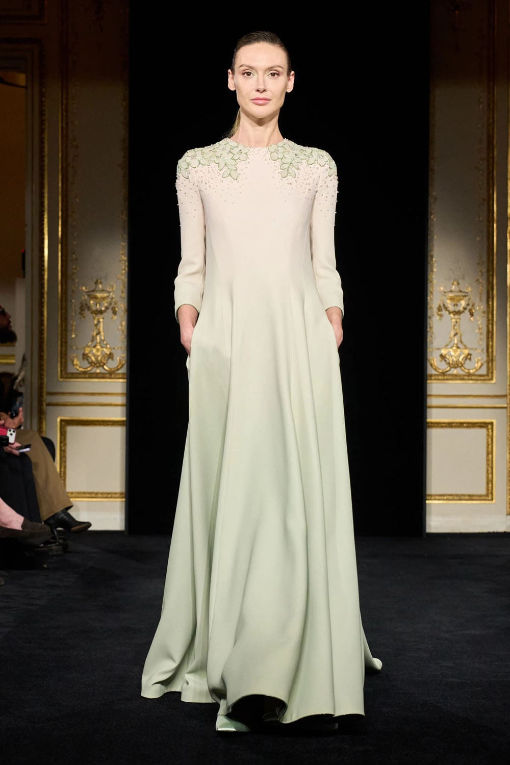 من عرض أزياء أرماني بريفييه في أسبوع الخياطة الراقية بباريس (إنستغرام)