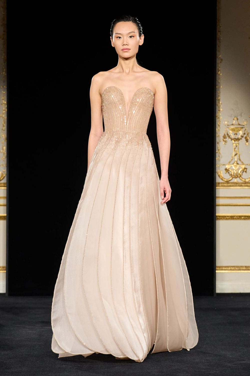 من عرض أزياء أرماني بريفييه في أسبوع الخياطة الراقية بباريس (إنستغرام)