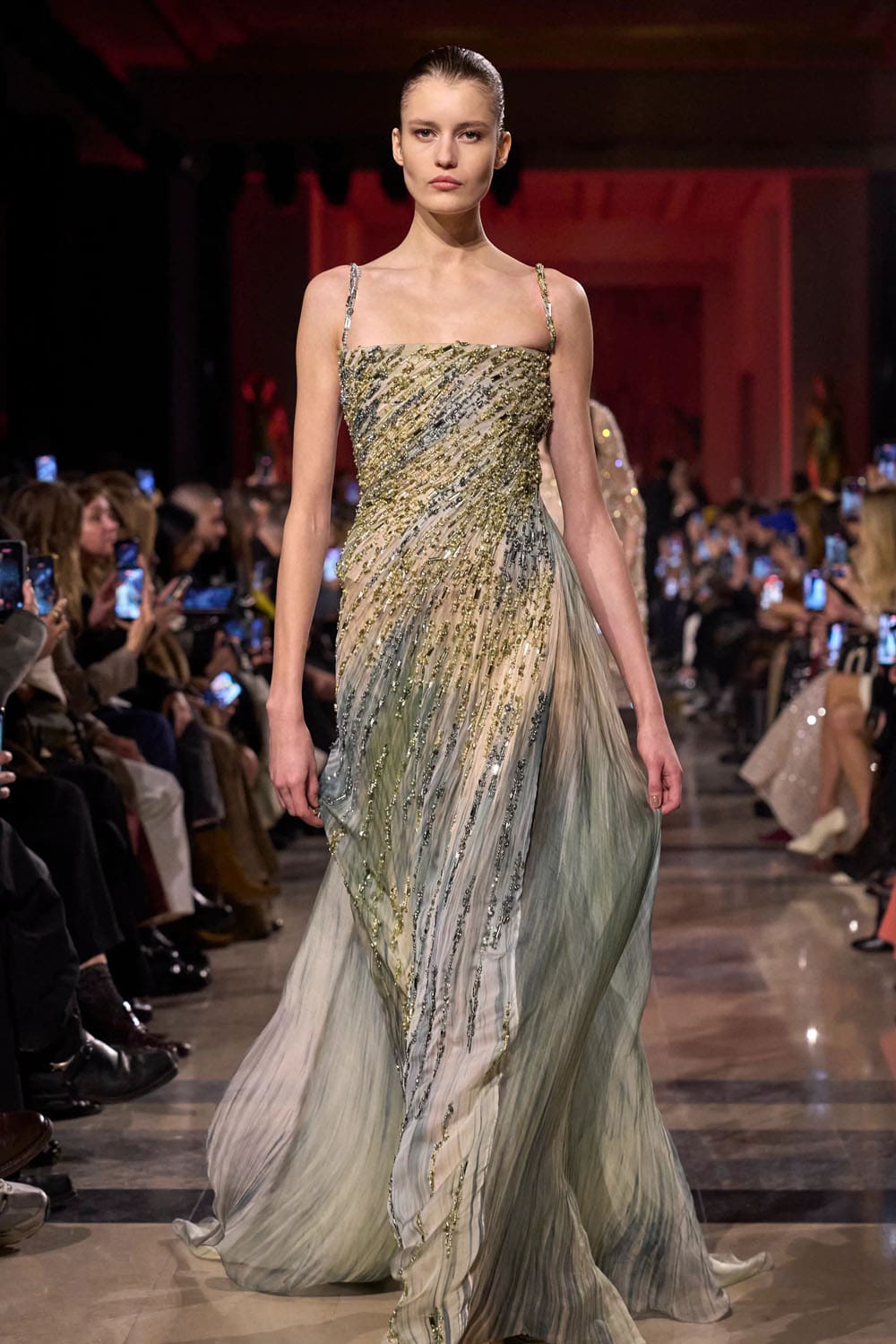 من مجموعة الخياطة الراقية لربيع وصيف 2026 بتوقيع إيلي صعب (إنستغرام)