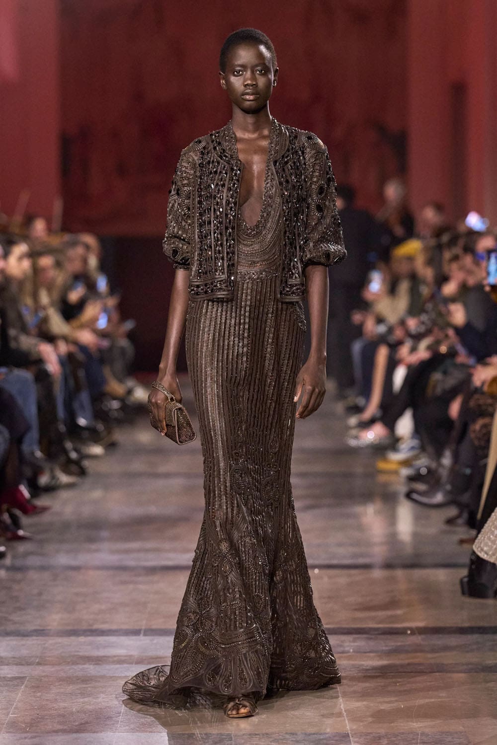 من مجموعة الخياطة الراقية لربيع وصيف 2026 بتوقيع إيلي صعب (إنستغرام)