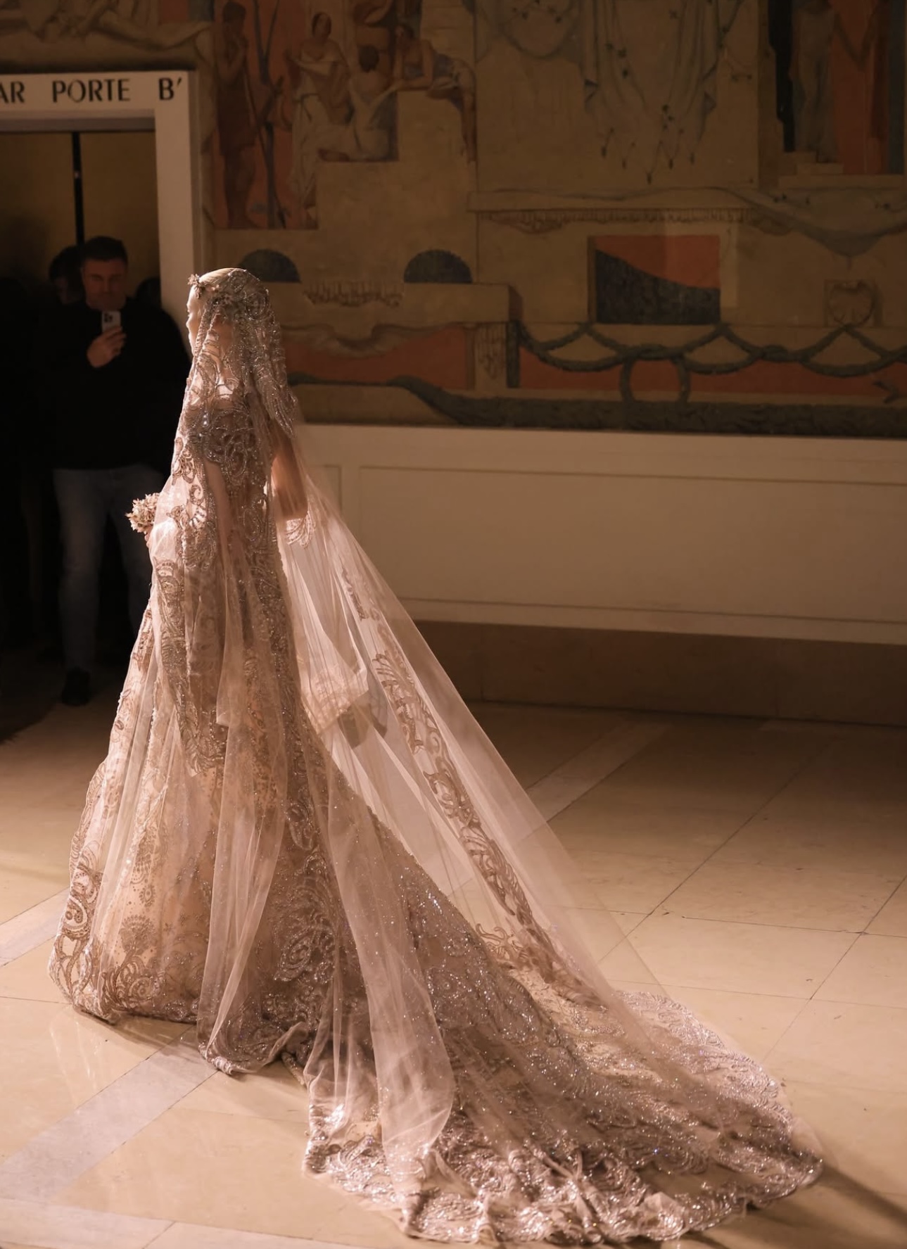 من مجموعة الخياطة الراقية لربيع وصيف 2026 بتوقيع إيلي صعب (إنستغرام)