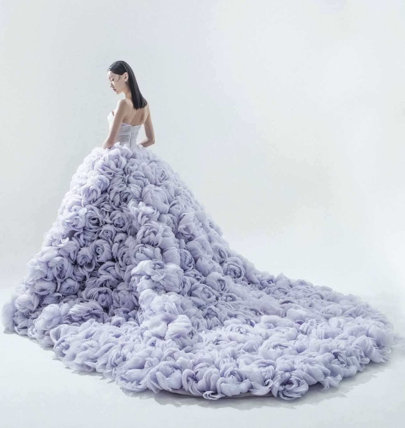 تصميم مونيكا إيفينا على إحدى العارضات (إنستغرام)