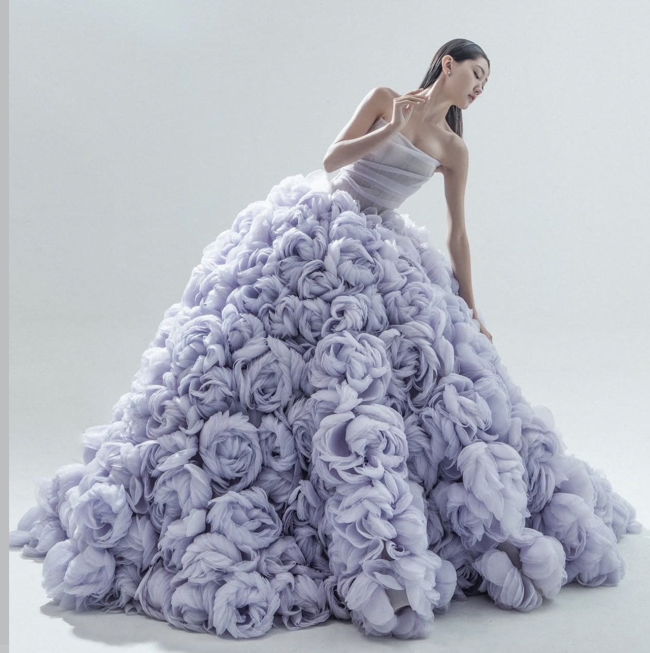 تصميم مونيكا إيفينا على إحدى العارضات (إنستغرام)