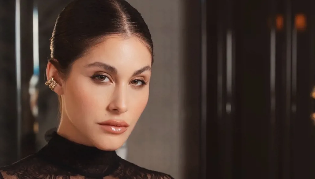 نور عريضة في هونغ كونغ في 3 إطلالات أجملها بالأسود من كارولين لانغ