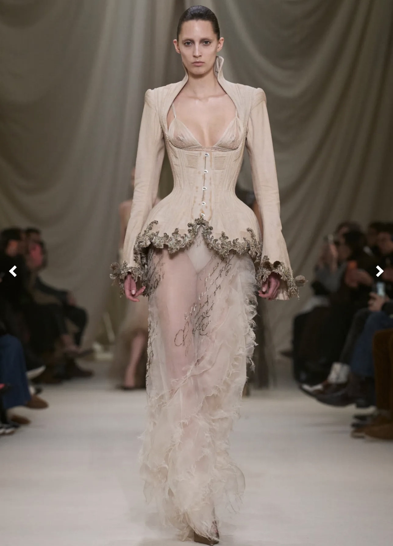 من عرض أزياء محمد آشي لربيع وصيف 2026 للخياطة الراقية (إنستغرام)