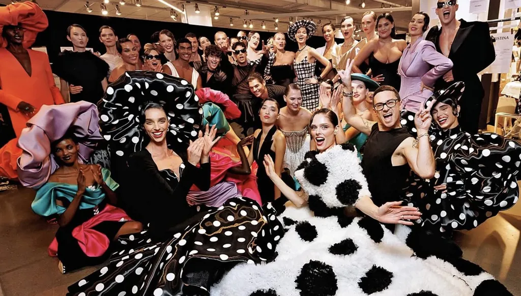 كريستيان سيريانو يحيي مجد هوليوود الكلاسيكيّة في أسبوع الموضة بنيويورك 2026 (صور وفيديو)