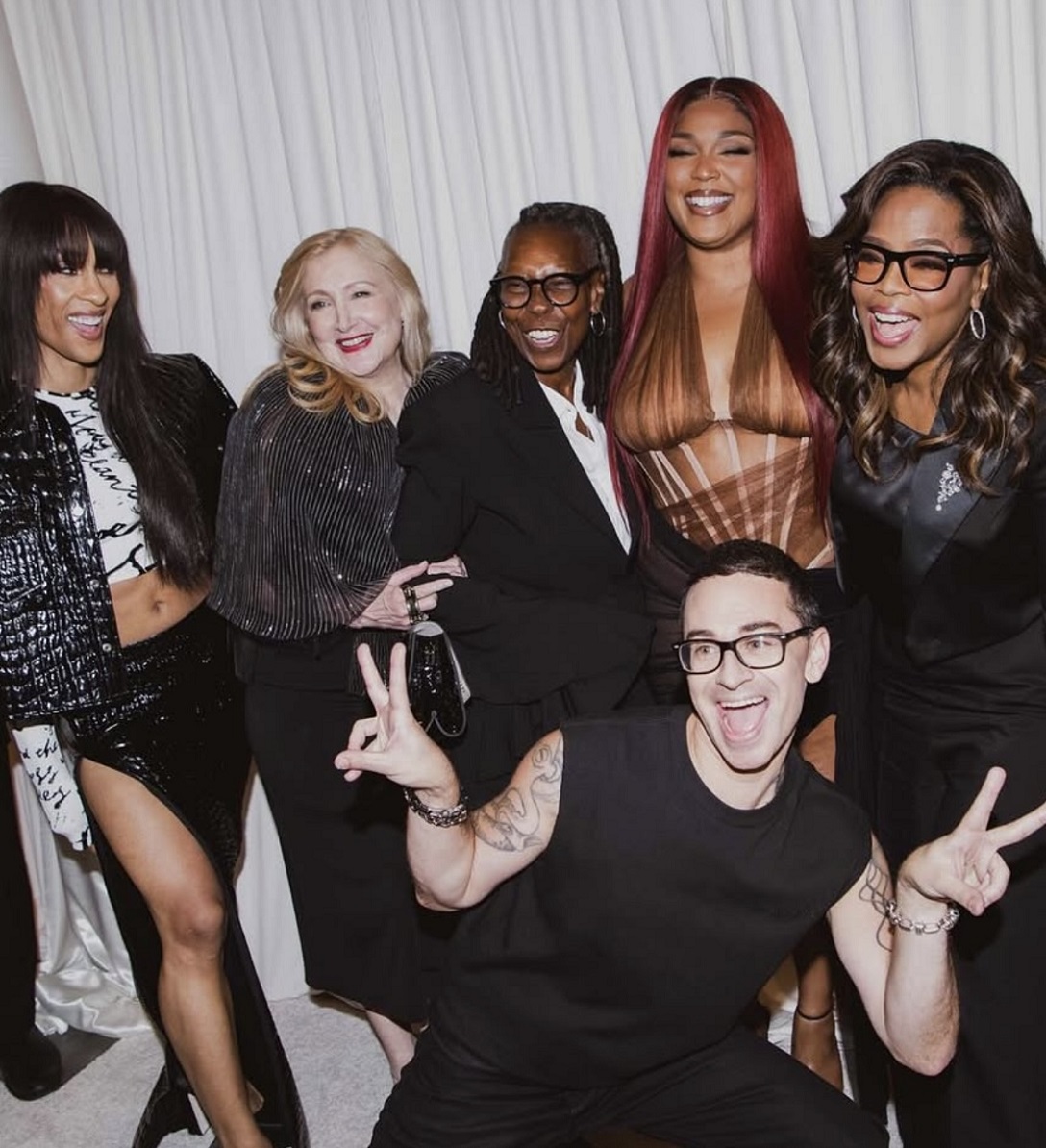 كريستيان سيريانو وسط ضيفاته (إنستغرام)