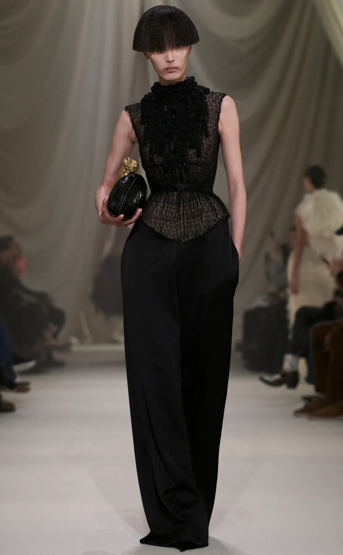 من عرض أزياء محمد آشي لربيع وصيف 2026 للخياطة الراقية (إنستغرام)