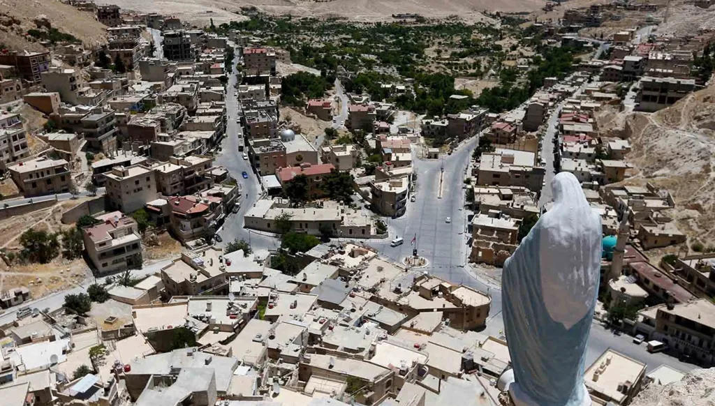 تعقبات ونزوح وحظر تجوال... ماذا يجري في معلولا السورية؟