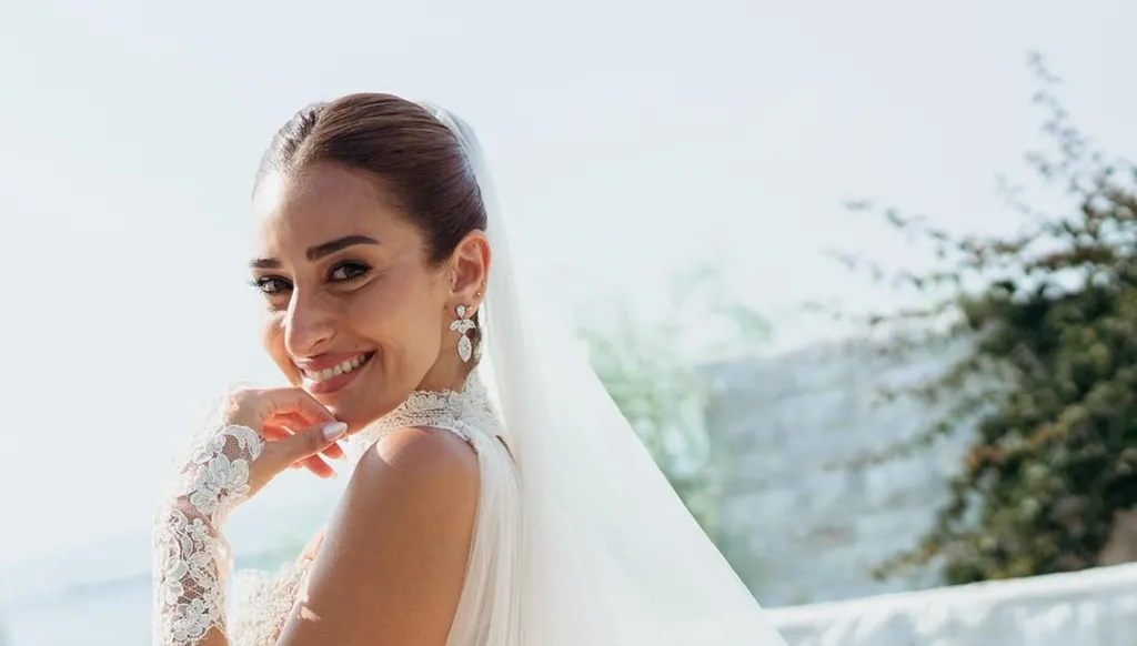 أمينة خليل تُكمل حكاية حبها بزفاف ثانٍ في أثينا... بعيداً من الأضواء (صور)