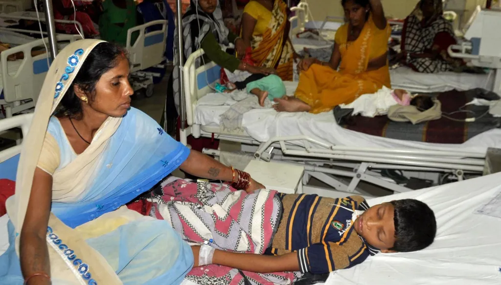 مرض غامض يقتل العشرات بينهم أطفال في الهند... عزل 230 شخصاً والسلطات تُحقّق!