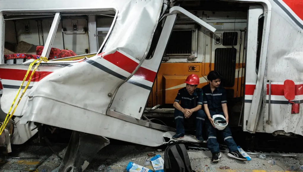 تصادم قطارين في إندونيسيا... 14 قتيلاً على الأقل (صور)