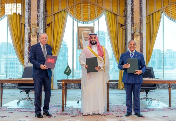 الرئيس التركي رجب طيب أردوغان وولي العهد السعودي الأمير محمد بن سلمان ورئيس وزراء باكستان شهباز شريف في صورة جماعية بعد توقيع اتفاقية مكة. (رويترز)