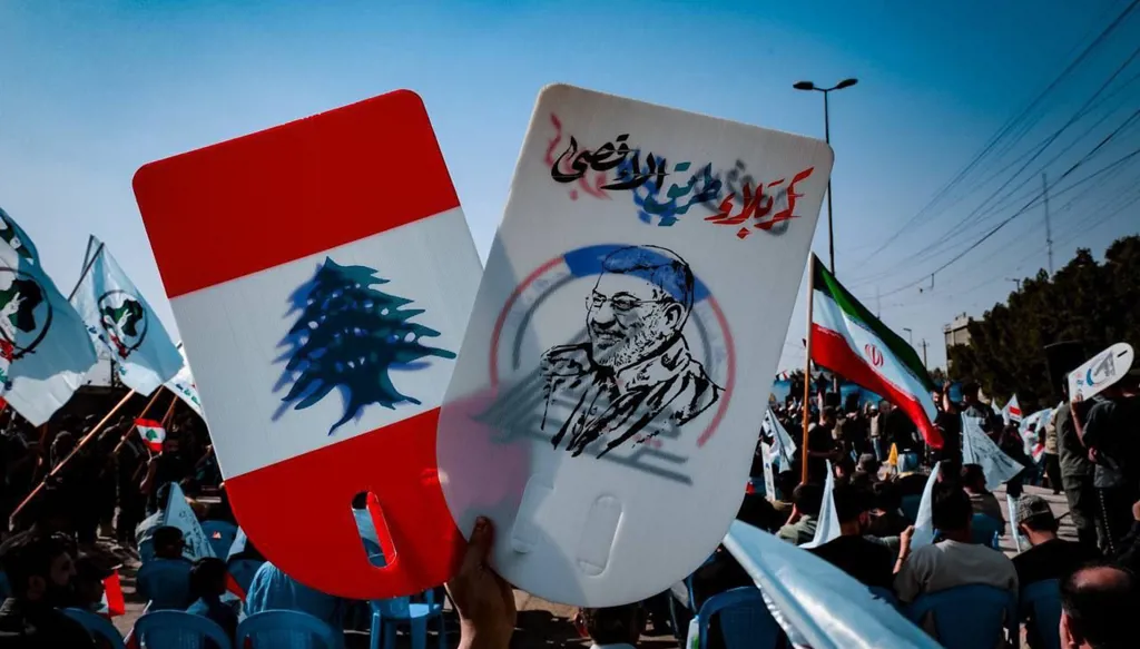علم لبنان يحضر خلال إحياء يوم القدس في العراق