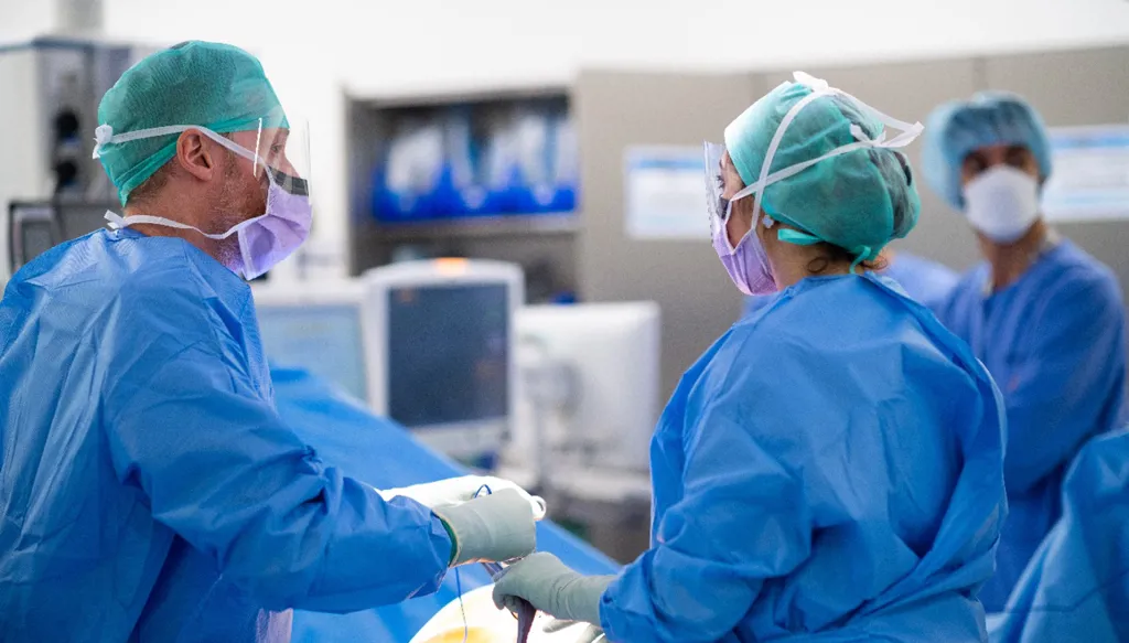 جراحة آلية متطورة في أبو ظبي أنهت معاناة من فرط التعرق