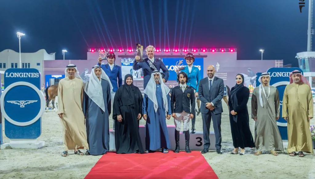 نهيان بن مبارك يتوّج الفائز بلقب جائزة لونجين الكبرى خلال كأس أكاديمية فاطمة بنت مبارك الدولية