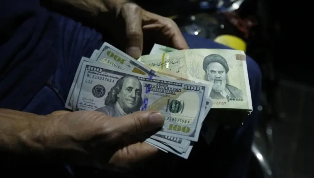 سعر الدولار في إيران يقفز إلى 240 ألف تومان... كيف التهمت الحرب قيمة الريال؟