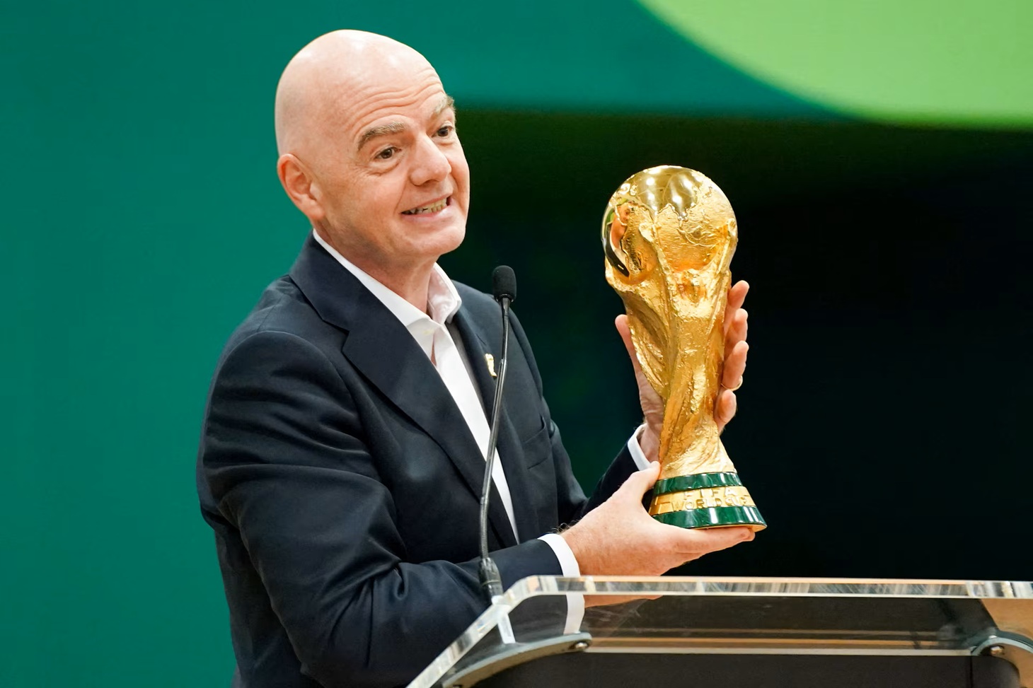 رئيس الاتحاد الدولي لكرة القدم جياني إنفانتينو حاملاً كأس العالم. (وكالات)