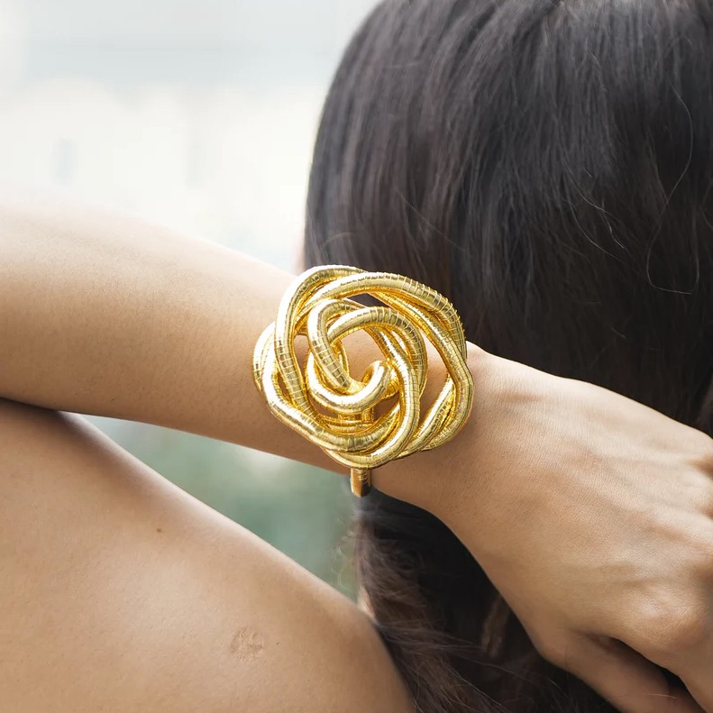 قلادة قابلة للثني بأسلوب إسوارة عصرية (إنترنت)