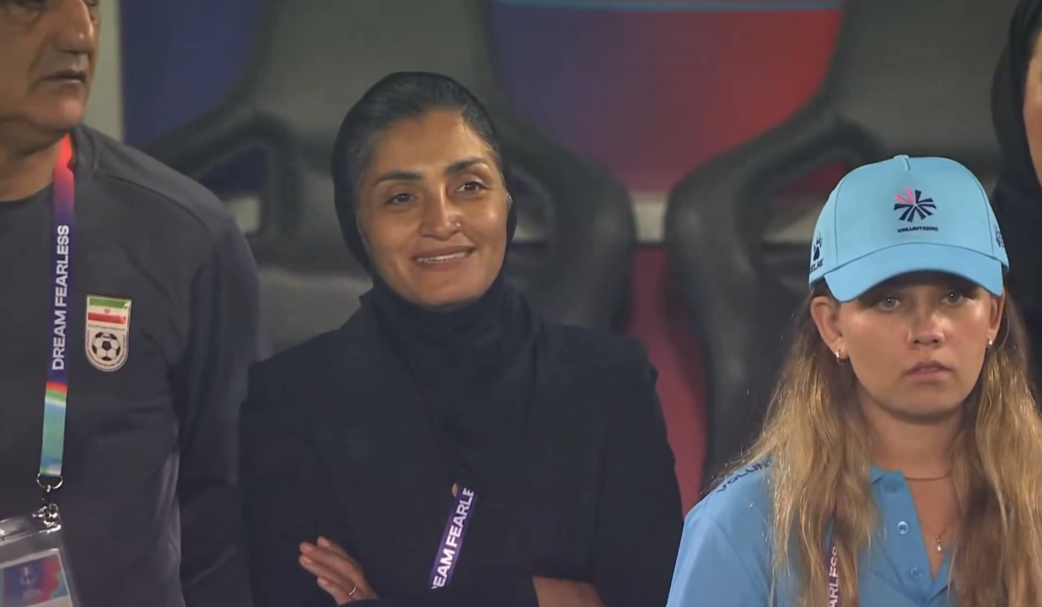 مدربة المنتخب الإيراني مرضية جعفري تبتسم أثناء عزف النشيد الوطني. (وكالات)