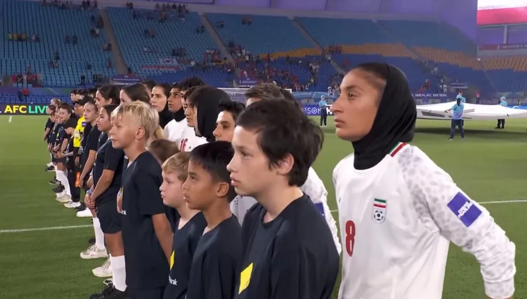 منتخب إيران للسيّدات يلتزم الصمت خلال عزف النشيد الوطني (فيديو)