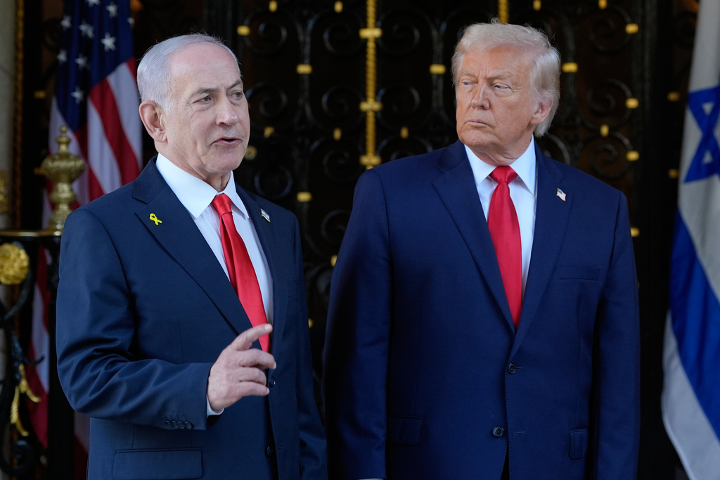 الرئيس الأميركي دونالد ترامب يستمع إلى رئيس الوزراء الإسرائيلي بنيامين نتنياهو خلال حديثه في نادي مارالاغو في بالم بيتش بولاية فلوريدا، في 29 كانون الأول/ديسمبر 2025. (أ ب - أرشيف)