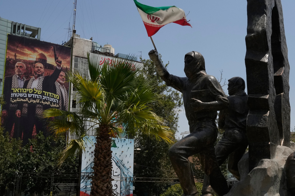 تمثال يرفع العلم الإيراني في ساحة فلسطين وسط طهران، 1 آب/أغسطس 2026. (أ ب)
