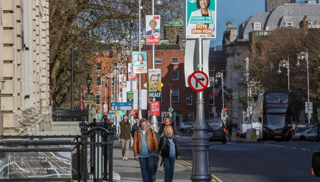 الإيرلنديون يصوّتون في انتخابات تشريعية تشهد منافسة شديدة