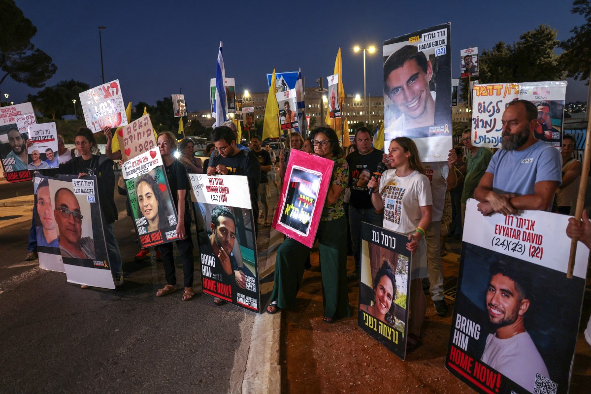 تظاهر أقارب الأسرى الإسرائيليين بالقرب من مكتب نتنياهو في القدس (أ ف ب)