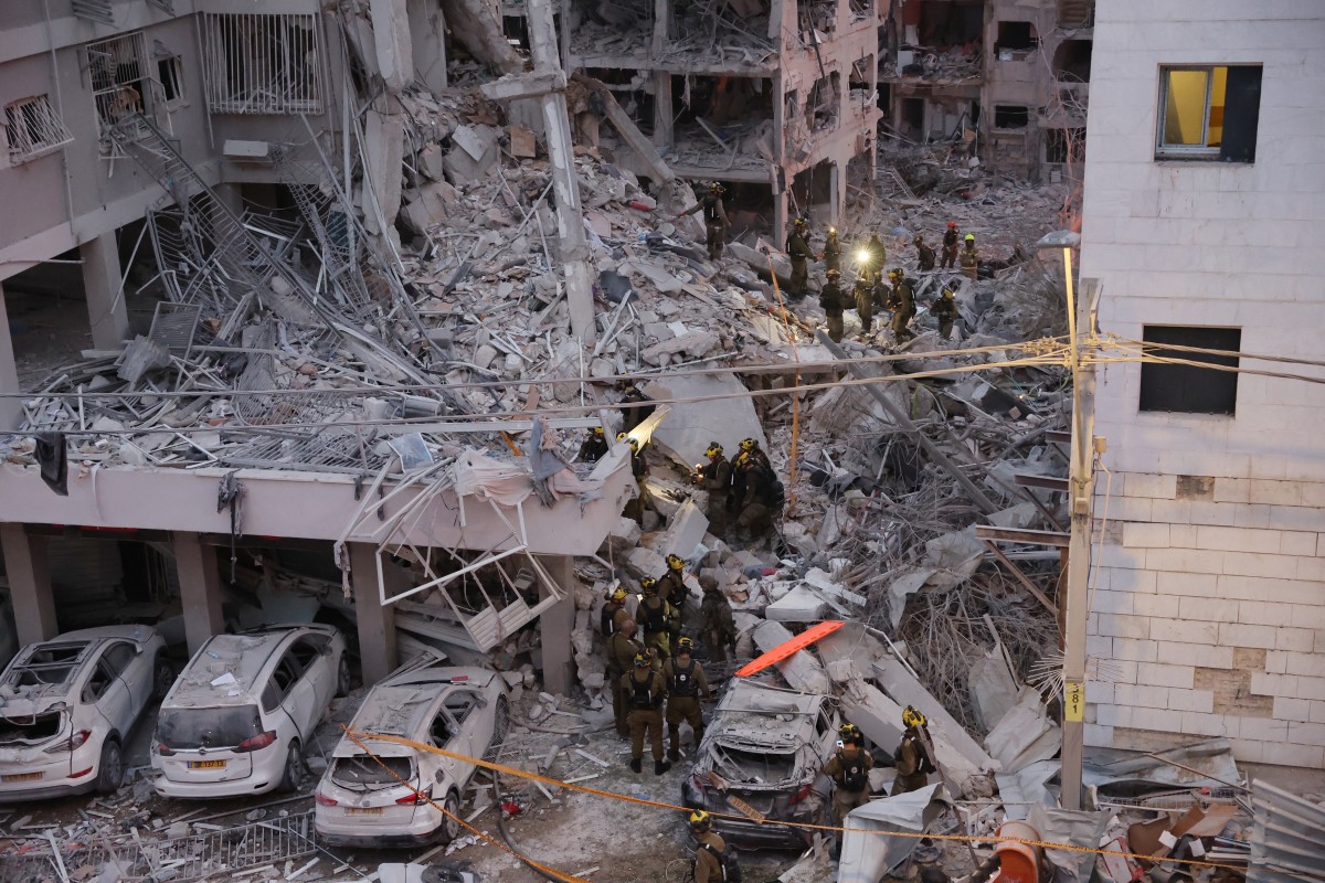 دمار إثر سقوط صواريخ إيرانية على مباني في تل أبيب (أ ف ب)‏