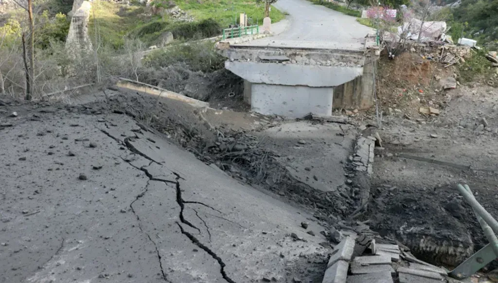 Israël cible les ponts stratégiques du Liban face à l'escalade des menaces militaires