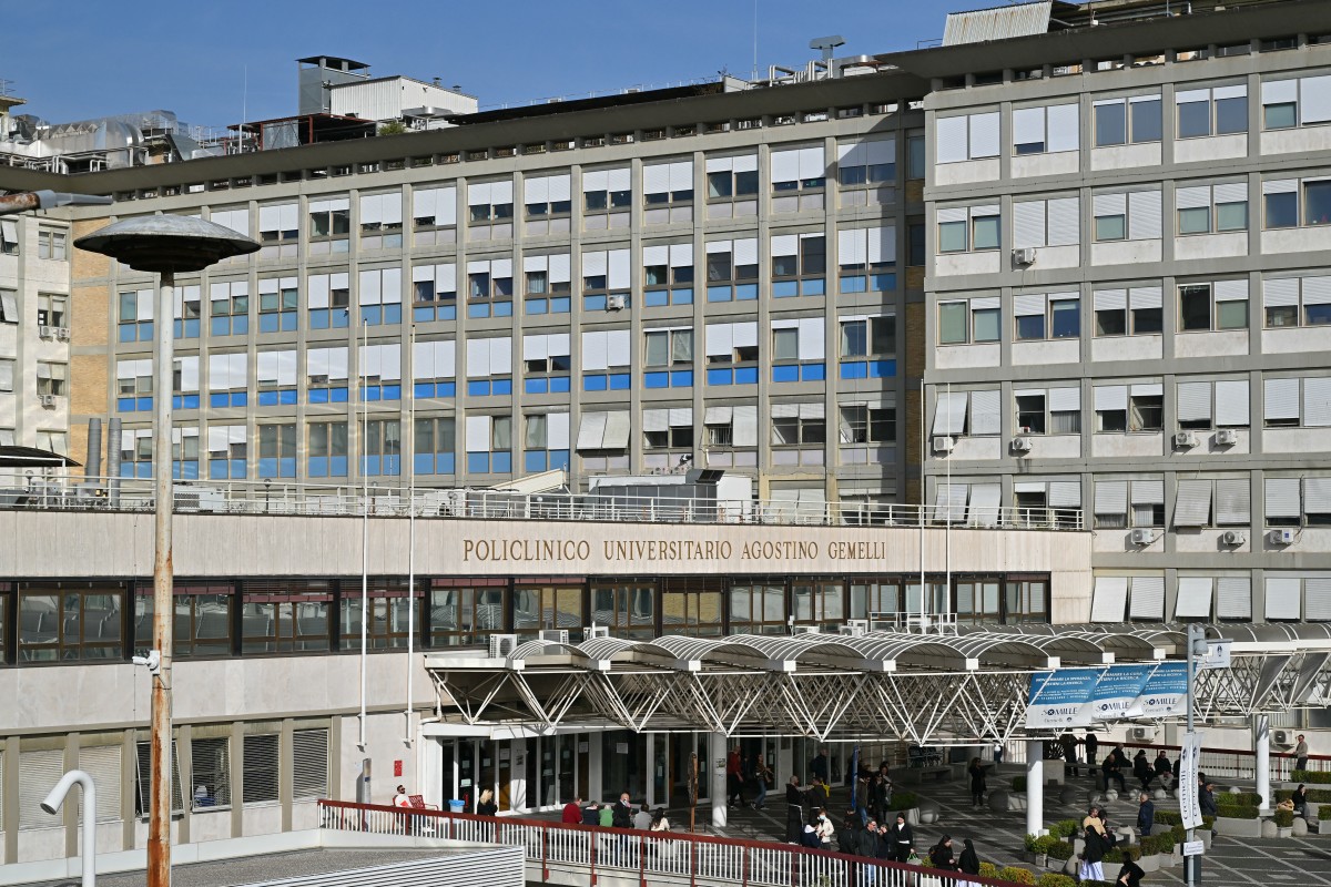 المستشفى التي يتلقى فيها البابا العلاج (أ ف ب)