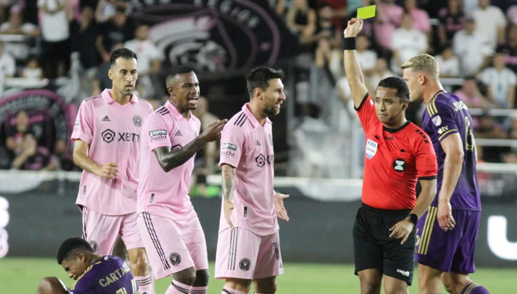 "عاشق البطاقات الحمراء"... من هو إيفان بارتون حكم مباراة العراق وبوليفيا؟