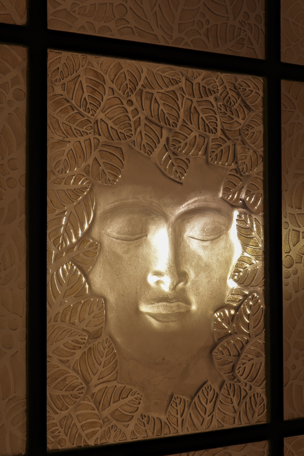 جدار مغطى ببلاطة زجاجية منحوتة.