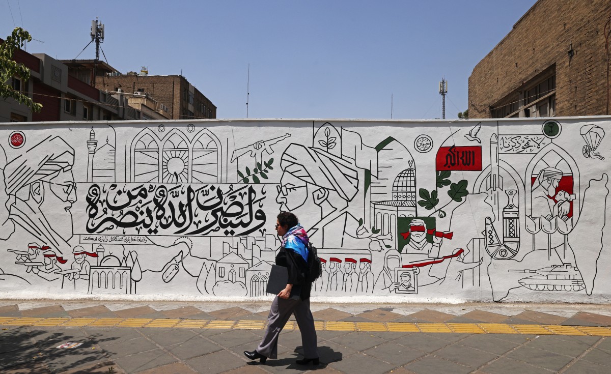 جدارية على طول أحد شوارع طهران في 21 يوليو 2026 (أ ف ب)