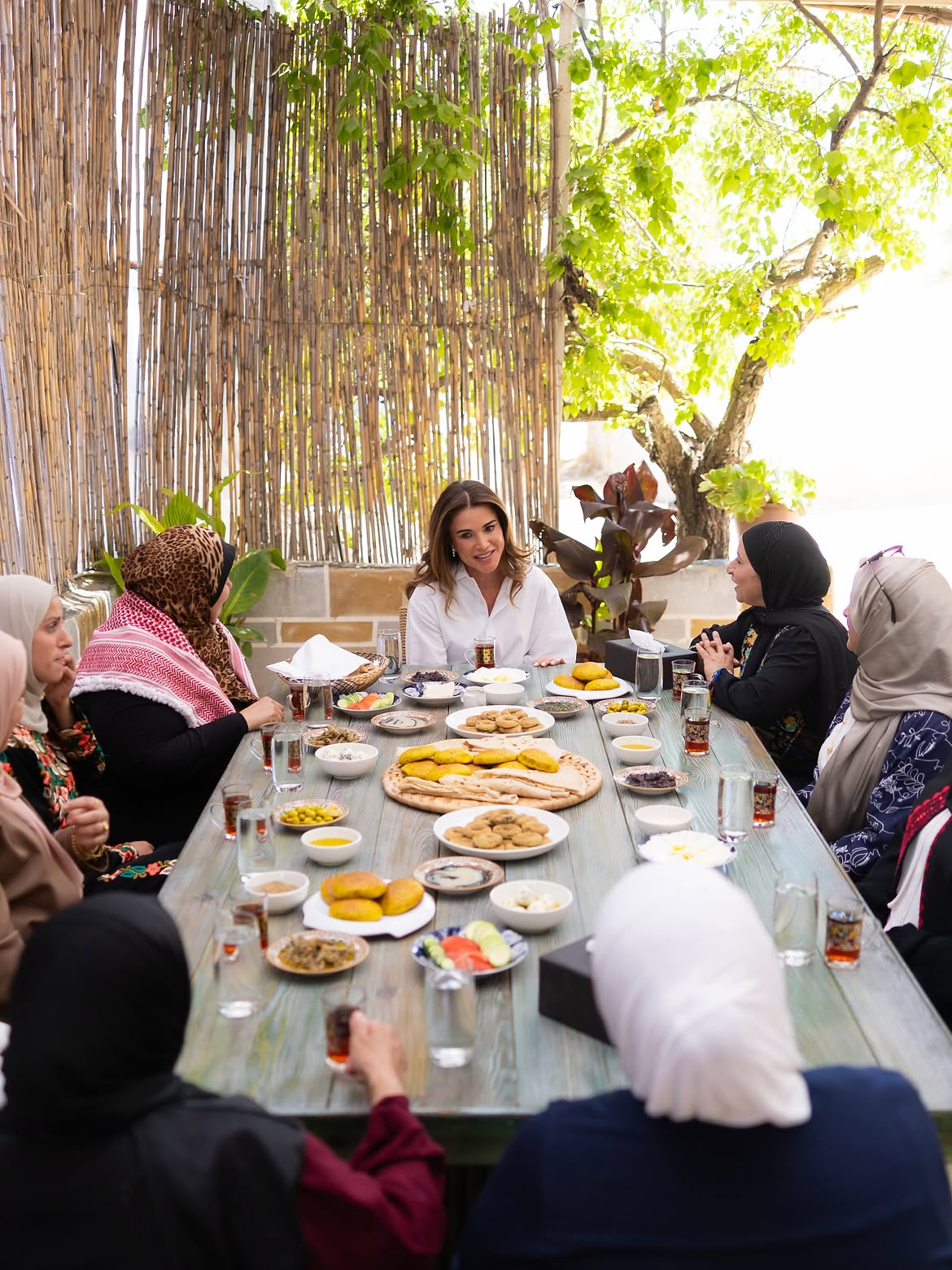 الملكة رانيا مع سيدات جمعية أصايل بدر الخيرية في عمان (إنستغرام).